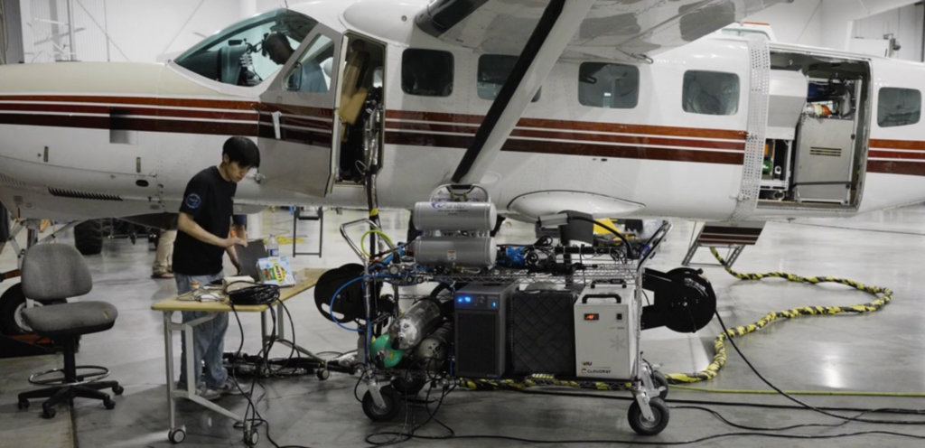 अवलोकन ऊर्जा सौर ऊर्जा को परिवर्तित करती है 1.5 10,000 फीट की ऊंचाई से जमीन पर प्रेषित, अगला कदम परिक्रमा कर रहे उपग्रहों को चुनौती देना है"><figcaption id="caption-attachment-455585" class="doxsqm">स्रोत: अवलोकन ऊर्जा</figcaption></figure><p> </p><h3>लेजर मार्ग और लागत रणनीति</h3><p>मुख्यधारा के माइक्रोवेव समाधानों की तुलना में जिनके लिए कई वर्ग किलोमीटर की आवश्यकता होती है रेक्टेनास में, ओवरव्यू एनर्जी का सबसे बड़ा फायदा यह है कि "ग्राउंड सोलर रिसीविंग पैनल को दोबारा बनाने की जरूरत नहीं है।" </p><p>लेजर तरंगदैर्घ्य सूर्य के प्रकाश के करीब है और इसे मानक सिलिकॉन सब्सट्रेट्स द्वारा सीधे अवशोषित किया जा सकता है। कंपनी का अनुमान है कि दुनिया भर में सैकड़ों गीगावाट की स्थापना क्षमता वाले मौजूदा सौर सरणियों को लेजर से जोड़ने के बाद, दिन के समय रोशनी और रात के समय के लेजर एक दूसरे के पूरक होंगे, और इकाई पूंजी उपयोग दर लगभग 25% से बढ़कर लगभग 100% होने की उम्मीद है। </p><p>इस तरह की सोच ने ईक्यूटी फाउंडेशन और लोअरकार्बन कैपिटल को 20 मिलियन डॉलर के निवेश दौर में भाग लेने के लिए आकर्षित किया क्योंकि यह भूमि और बुनियादी ढांचे की भारी लागत से बचते हुए, अंतरिक्ष अंत और लॉन्च पर व्यय पर ध्यान केंद्रित करता है। </p><चित्रा आईडी=