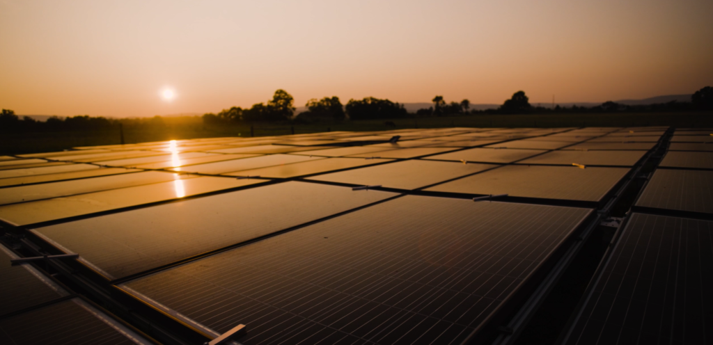 अवलोकन ऊर्जा सौर ऊर्जा को परिवर्तित करती है 1.5 10,000 फीट की ऊंचाई से जमीन पर प्रेषित, अगला कदम परिक्रमा कर रहे उपग्रहों को चुनौती देना है"><figcaption id="caption-attachment-455587" class="doxsqm">अवलोकन ऊर्जा</figcaption></figure><h3>मौसम प्रतिबंध और तकनीकी जोखिम</h3><p>हालाँकि, जब निकट-अवरक्त किरणें घने बादलों या भारी बारिश का सामना करती हैं, क्षीणन तेजी से बढ़ेगा, और ट्रांसमिशन दक्षता शून्य तक गिर सकती है। इससे मूल रूप से सौर ऊर्जा की रुकावट को हल करने के लिए उपयोग की जाने वाली तकनीक को एक बार फिर जलवायु-प्रेरित आउटेज के जोखिम का सामना करना पड़ रहा है। </p><p>इसके अलावा, अब तक ओवरव्यू एनर्जी द्वारा प्रकट की गई जानकारी में केवल तात्कालिक आउटपुट के "कई किलोवाट" का उल्लेख है, जो एंड-टू-एंड दक्षता, अशांति में प्रकाश किरणों के घबराहट नियंत्रण और उच्च-आवृत्ति सुरक्षा शटडाउन तंत्र के संदर्भ में अंतराल छोड़ देता है। एक स्टार्ट-अप के लिए जो 2028 में कम-कक्षा उपग्रह लॉन्च करने और 2030 में वाणिज्यिक बिजली आपूर्ति शुरू करने की योजना बना रहा है, ये भौतिक और इंजीनियरिंग मुद्दे सीधे पूंजी आवश्यकताओं और बड़े पैमाने पर उत्पादन कार्यक्रम को प्रभावित करेंगे। </p><h3>अगला पड़ाव: अंतरिक्ष और बाज़ार सत्यापन</h3><p>अमेरिकी सरकारी एजेंसियां भी व्यवहार्यता पर नज़र रख रही हैं। डिफेंस एडवांस्ड रिसर्च प्रोजेक्ट्स एजेंसी (DARPA) ने इस गर्मी में दोहरे उपयोग की क्षमता का प्रदर्शन करते हुए 8.5 किलोमीटर की सतह से सतह पर लेजर ट्रांसमिशन प्रदर्शन पूरा किया। साथ ही, चीन ने बड़े पैमाने पर राष्ट्रीय बुनियादी ढांचे के निर्माण की दिशा में आगे बढ़ते हुए, 36,000 किलोमीटर की भूस्थैतिक कक्षा में बड़े पैमाने पर माइक्रोवेव पावर स्टेशन बनाने का विकल्प चुना है। </p><p>ये दो रणनीतियाँ इंटरनेट युग में कंसोल और पर्सनल कंप्यूटर के बीच की लड़ाई की तरह हैं: क्या हमें हर मौसम में बिजली आपूर्ति के एक बिंदु का पीछा करना चाहिए, या क्या हमें एक विकेन्द्रीकृत, छोटी और तेजी से चलने वाली ऑप्टिकल प्रणाली के साथ आगे बढ़ना चाहिए? इस स्तर पर बाजार के लिए निष्कर्ष निकालना अभी भी मुश्किल है। </p><p>लेकिन ओवरव्यू एनर्जी का प्रयोग कम से कम एक बात साबित करता है: अंतरिक्ष बिजली उत्पादन के लिए उन विशाल बिजली स्टेशनों के लिए इंतजार नहीं करना पड़ता है जो अंतिम रूप से दूर हैं, और जमीनी संपत्तियों के साथ एकीकृत करने के रास्ते पहले से ही मौजूद हैं। यदि यह बाद में बदलते माहौल में स्थिरता बनाए रख सकता है और साबित कर सकता है कि अकेले स्पष्ट रातें सकारात्मक नकदी प्रवाह ला सकती हैं, तो दुनिया के उपकरणों में प्रत्येक सिलिकॉन चिप का पुनर्मूल्यांकन किया जा सकता है। </p><blockquote><p>क्या यह बादलों को भेद सकता है और निवेशकों का संदेह यह निर्धारित करेगा कि क्या यह लेजर लाइट वास्तव में 24 घंटों के भीतर नवीकरणीय ऊर्जा बाजार में एक नया अध्याय खोल सकती है। </p></blockquote>