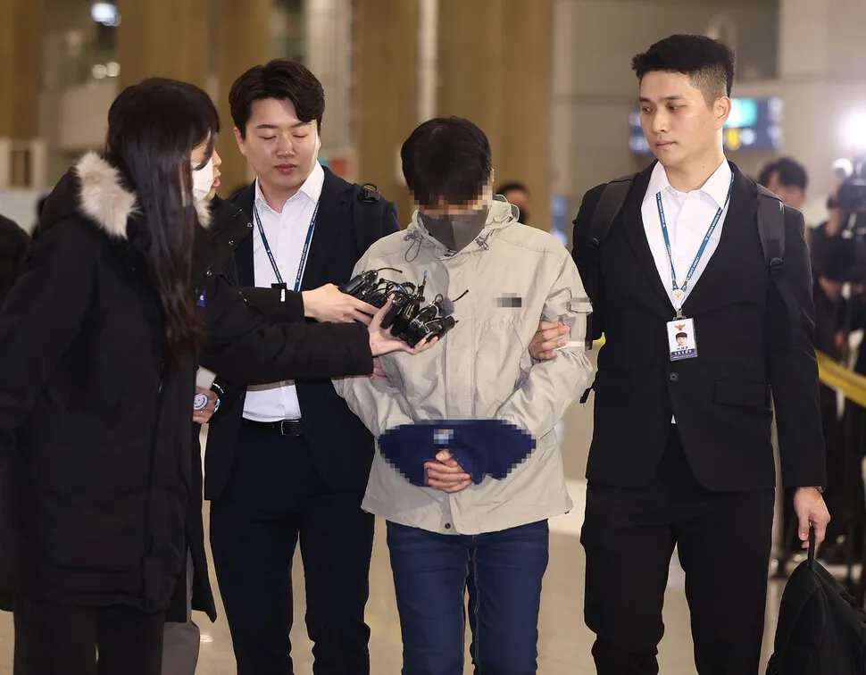 दक्षिण कोरिया के स्वास्थ्य बीमा कार्यकारी ने गबन किया 4.6 बिलियन सार्वजनिक निधि में "क्रिप्टोकरेंसी अनुबंध खेलकर" जीते और सब कुछ खो दिया! 15 साल की भारी सजा"><figcaption id="caption-attachment-430446" class="doxsqm">स्रोत: कोरियाई मीडिया हानी</figcaption></figure><h3>सार्वजनिक धन कहां जाता है: क्रिप्टो कैसीनो</h3><p>एसबीएस रिपोर्ट के अनुसार, दक्षिण कोरियाई अभियोजकों ने कहा कि अप्रैल से सितंबर तक 2022, वित्तीय प्रबंधन टीम के नेता के रूप में, पर्यवेक्षक उपनाम चोई, 18 के माध्यम से एक सब-सिस्टम ऑपरेशन के दौरान 4.6 बिलियन जीते सार्वजनिक धन का दुरुपयोग करने के बाद, पर्यवेक्षक उपनाम चोई को एक बार फिलीपींस में एक लक्जरी रिसॉर्ट में पैसे बर्बाद करते हुए पाया गया था। अंततः उन्हें जनवरी 2024 में मनीला में गिरफ्तार कर लिया गया। </p><p>राष्ट्रीय स्वास्थ्य बीमा निगम ने नागरिक मुकदमेबाजी के माध्यम से जीते गए 720 मिलियन की वसूली की, लेकिन शेष 39. चोई के प्रभारी क्रिप्टोक्यूरेंसी अनुबंध बाजार में 100 मिलियन से अधिक कोरियाई डॉलर खो गए, और पारंपरिक वसूली तंत्र अप्रभावी था। </p><p>चोई के पहले और दूसरे उदाहरण के न्यायाधीशों ने कहा कि "लोक सेवकों को ईमानदार होना आवश्यक है, लेकिन व्यवस्थित रूप से भारी मात्रा में धन का दुरुपयोग करने के आपराधिक तरीके बहुत खराब हैं" और उन्हें 15 साल जेल की सजा सुनाई। 15 तारीख को मूल फैसले को बरकरार रखने के लिए अंतिम फैसले की घोषणा की गई। </p><h3>जुए के पैसे को मनी लॉन्ड्रिंग के रूप में नहीं गिना जाता है</h3><p> दक्षिण कोरिया के मौजूदा एंटी-मनी लॉन्ड्रिंग नियमों जैसे कि विशिष्ट वित्तीय लेनदेन सूचना की रिपोर्टिंग और उपयोग पर अधिनियम के तहत एक्सचेंजों को ग्राहक के उचित परिश्रम को लागू करने और संदिग्ध लेनदेन की रिपोर्ट करने की आवश्यकता होती है। हालाँकि, अदालत ने निर्धारित किया कि यद्यपि चोई का व्यवहार भ्रष्टाचार था, <strong>यह धन की अंतिम हानि के कारण मनी लॉन्ड्रिंग नहीं था</strong>, और उसने 3.9 बिलियन वॉन की वसूली के लिए अभियोजक के अनुरोध का समर्थन नहीं किया। </p><p>दक्षिण कोरियाई अभियोजक इस बात से असंतुष्ट थे कि चोई ने दक्षिण कोरिया में आभासी मुद्रा विनिमय पर टोकन खरीदने के लिए सार्वजनिक धन का दुरुपयोग किया और उन्हें विदेशी एक्सचेंजों में स्थानांतरित कर दिया। अदालत ने उन्हें मनी लॉन्ड्रिंग कानूनों और अन्य अपराधों का उल्लंघन स्वीकार नहीं करने का फैसला सुनाया, जिससे स्थानीय एन्क्रिप्शन समुदाय में भी चर्चा हुई। </p>